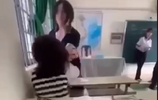Học sinh đánh, dùng dụng cụ chích điện dọa bạn trong lớp Học sinh đánh, dùng dụng cụ chích điện dọa bạn trong lớp