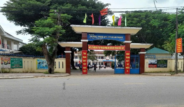 Học sinh phải dừng học để đi quét rác, phụ huynh bức xúc Học sinh phải dừng học để đi quét rác, phụ huynh bức xúc