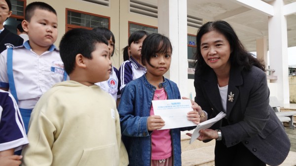 Hơi ấm từ một đám cưới đến với học sinh vùng lũ Gia Lai, Khánh Hòa