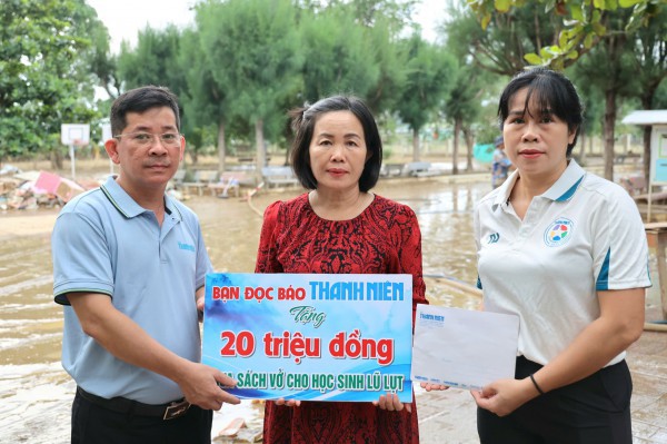 Hơi ấm từ một đám cưới đến với học sinh vùng lũ Gia Lai, Khánh Hòa