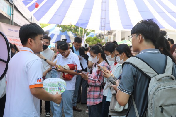 Hơn 20.000 sinh viên tham gia ngày hội việc làm về nhân lực số và AI Hơn 20.000 sinh viên tham gia ngày hội việc làm về nhân lực số và AI