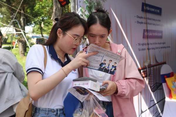 Hơn 20.000 sinh viên tham gia ngày hội việc làm về nhân lực số và AI Hơn 20.000 sinh viên tham gia ngày hội việc làm về nhân lực số và AI