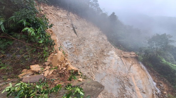 Hứng lượng mưa đứng thứ 2 lịch sử thế giới, đường lên Bạch Mã tê liệt