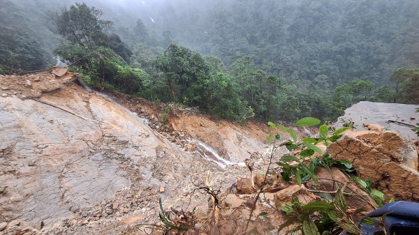 Hứng lượng mưa đứng thứ 2 lịch sử thế giới, đường lên Bạch Mã tê liệt