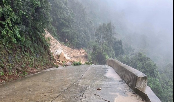 Hứng lượng mưa đứng thứ 2 lịch sử thế giới, đường lên Bạch Mã tê liệt