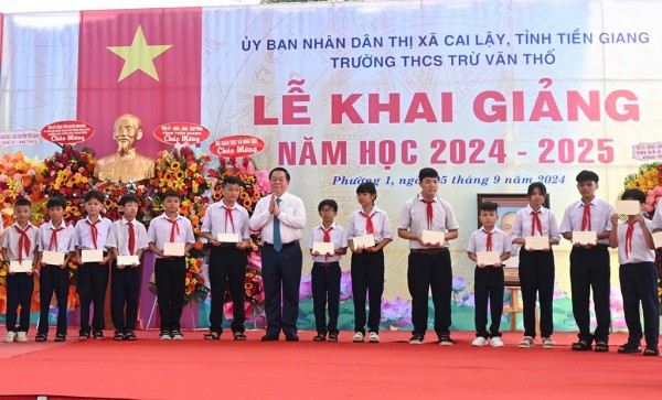 Khai giảng năm học mới với tinh thần con người là nguồn lực quý giá nhất