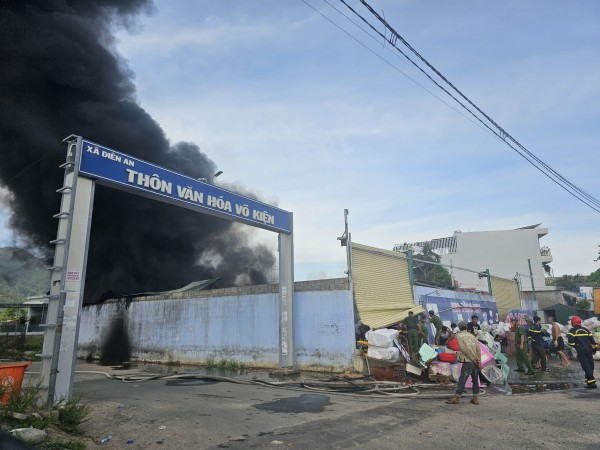 Khánh Hòa: Cháy kho hàng đồ nhựa rộng hơn 400 mét vuông