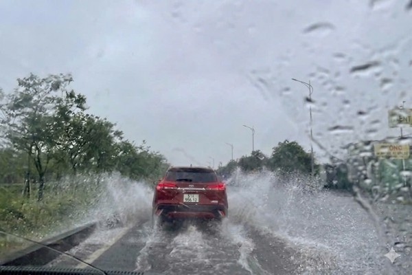 Khánh Hòa mưa lớn, cảnh báo ngập lụt nhiều tuyến đường ở Nha Trang