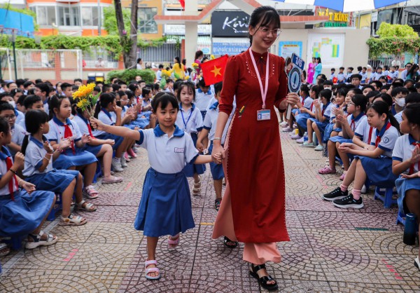 Không bóng bay, trời mưa: Trường học tổ chức lễ khai giảng như thế nào?