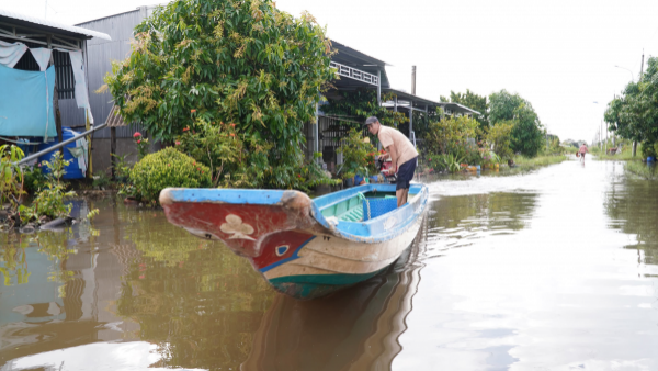 Khu tái định cư Cà Mau ngập sâu, dân dùng xuồng đi lại