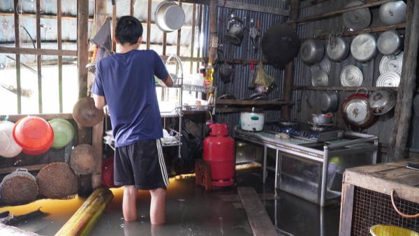 Khu tái định cư Cà Mau ngập sâu, dân dùng xuồng đi lại