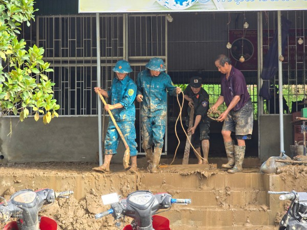 Kiệt sức vì bùn, rác tràn ngập sau lũ