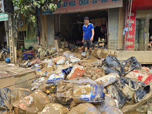 Kiệt sức vì bùn, rác tràn ngập sau lũ
