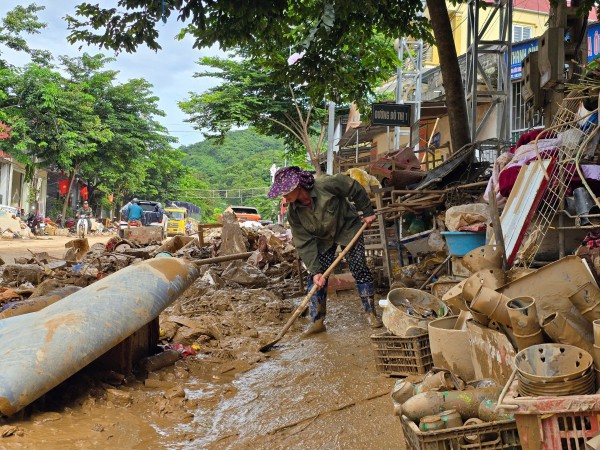 Kiệt sức vì bùn, rác tràn ngập sau lũ