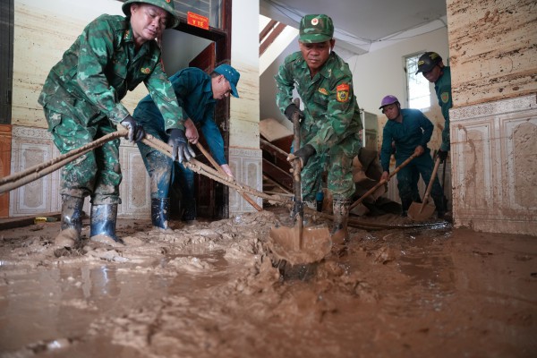 Kiệt sức vì bùn, rác tràn ngập sau lũ