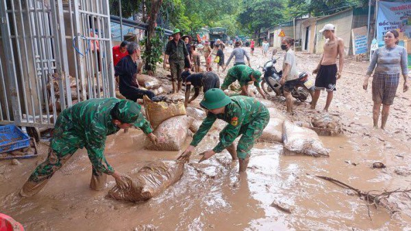 Kiệt sức vì bùn, rác tràn ngập sau lũ