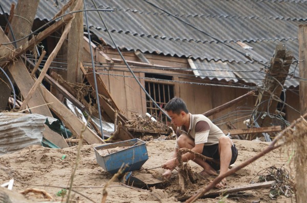 Kiệt sức vì bùn, rác tràn ngập sau lũ