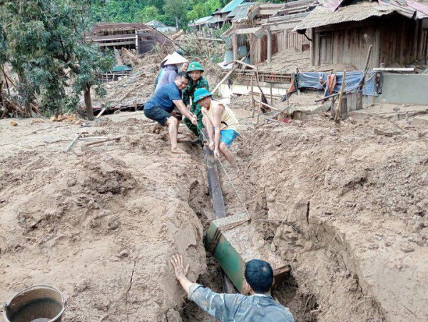 Kiệt sức vì bùn, rác tràn ngập sau lũ