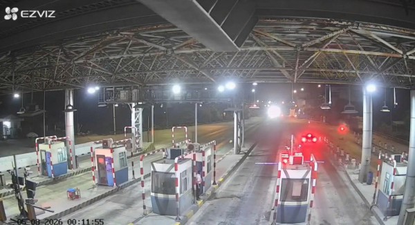 Lái xe máy chở 3, học sinh lớp 9 tông barie trạm thu phí tử vong