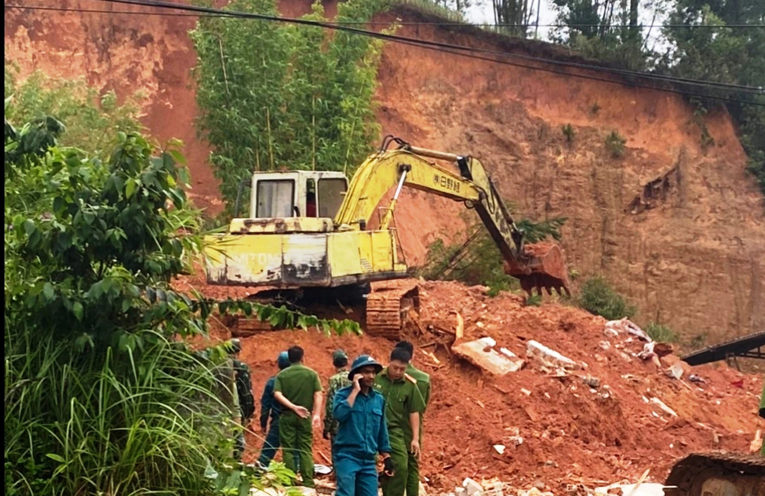 Lâm Đồng: Hạ tải đất trên đỉnh đồi mái dốc để chống sạt lở