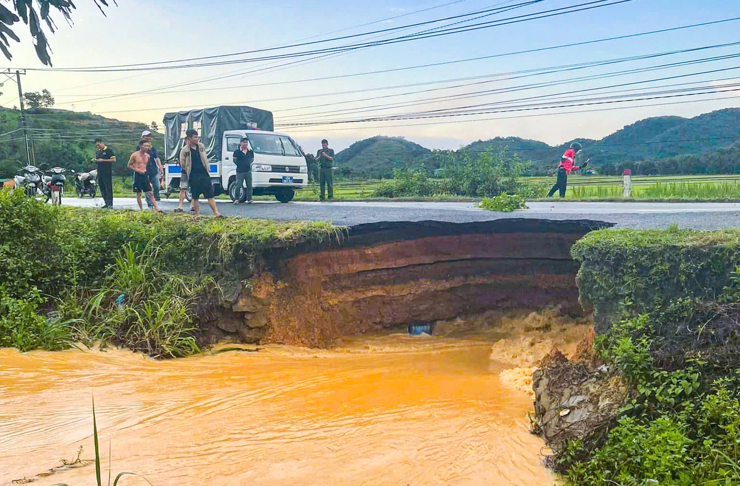 Lâm Đồng: Thông xe tuyến đường 721 sau khi khắc phục sạt lở