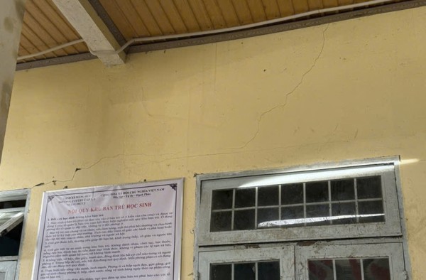 Liên tiếp động đất ở Quảng Ngãi: Trường học hư hỏng, phải chuyển chỗ ở học sinh