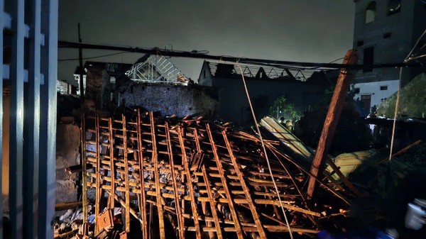 Lốc xoáy kinh hoàng: 1 người thiệt mạng, 225 nhà dân bị hư hỏng