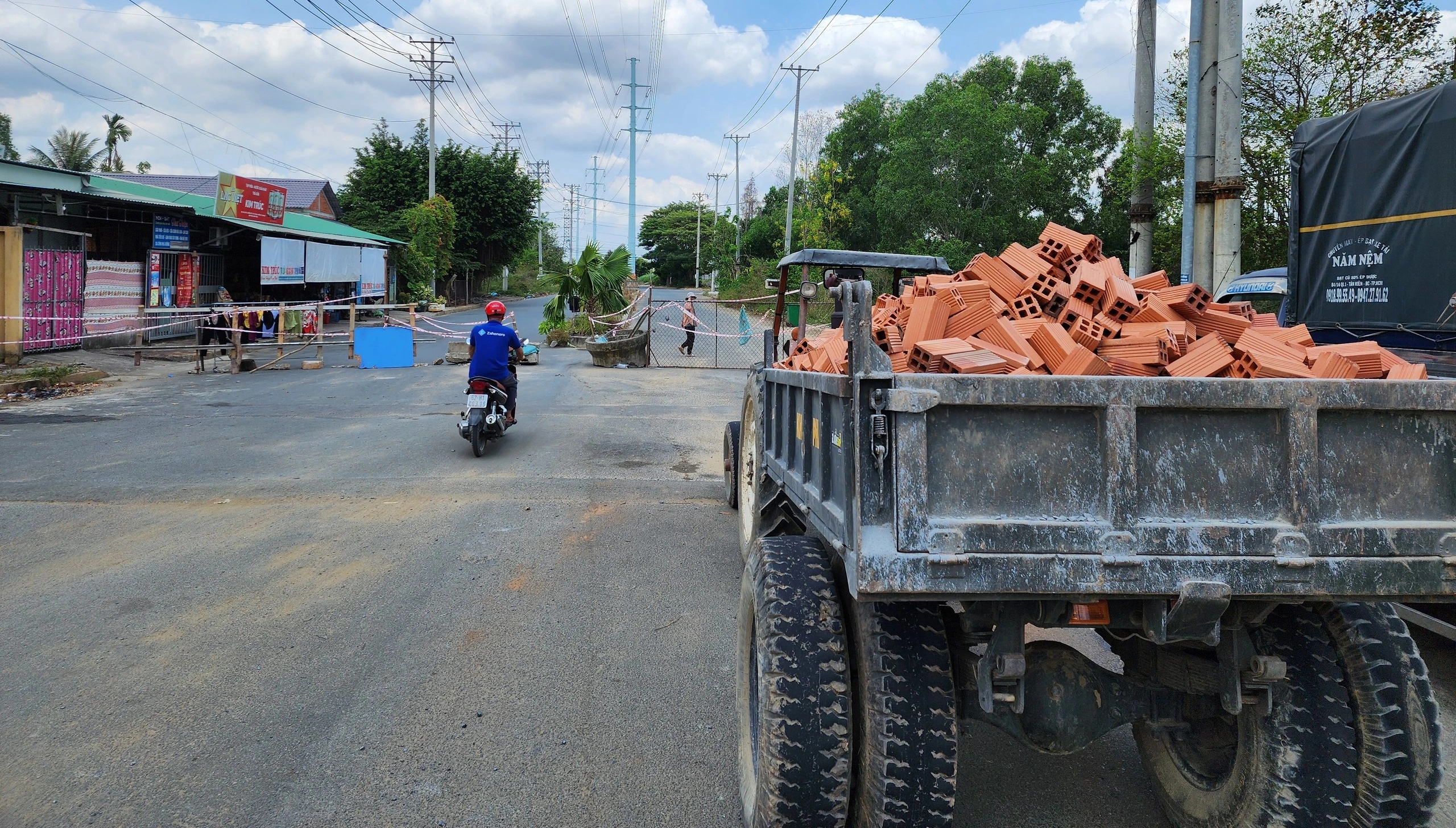 Long An: Vì sao người dân rào chắn đường vào KDC Phúc Long?