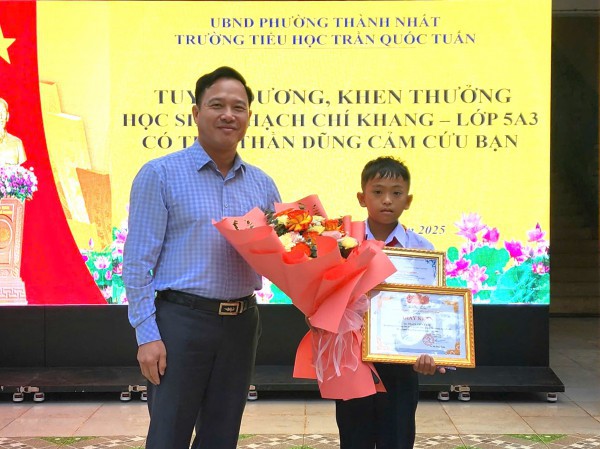 Mở cửa cứu bạn thoát vụ ‘thảm sát 3 người’, học sinh lớp 5 nhận thư khen