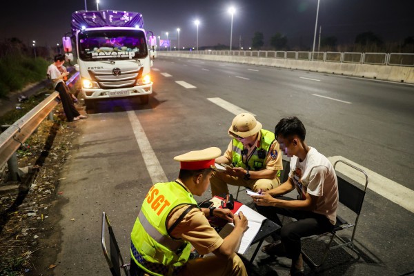 Mối nguy dừng xe trên cao tốc: Nhiều tài xế tự đẩy mình vào nguy hiểm