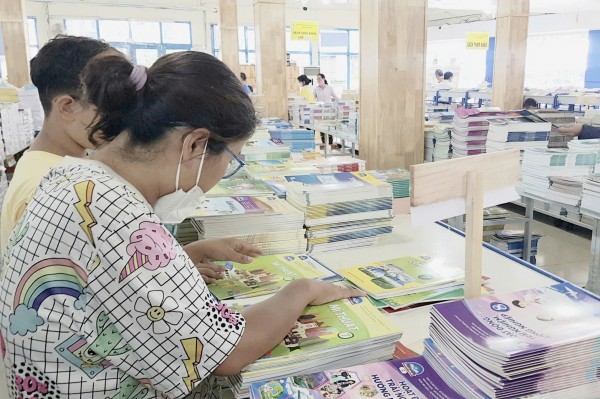 Một bộ sách thống nhất: Tìm giải pháp công bằng  thực hiện miễn phí sách giáo khoa