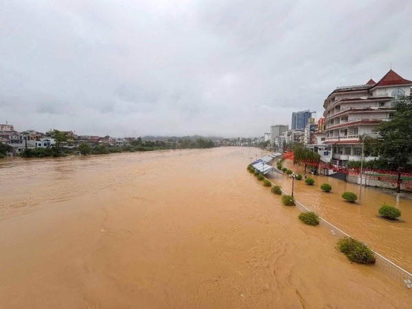 Mưa lớn kéo dài, thành phố Cao Bằng chìm trong nước