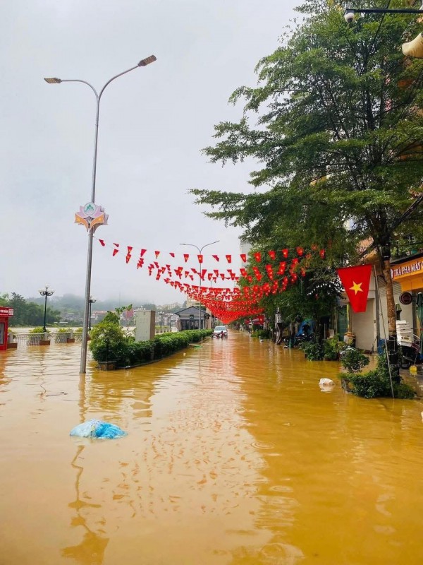 Mưa lớn kéo dài, thành phố Cao Bằng chìm trong nước