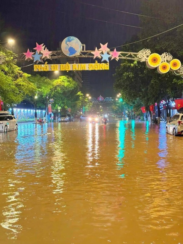 Mưa lớn kéo dài, thành phố Cao Bằng chìm trong nước