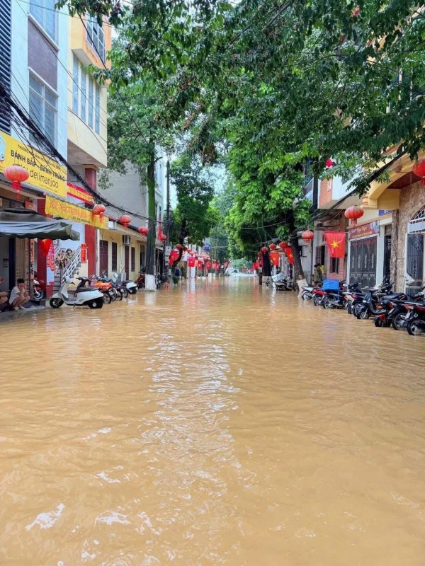 Mưa lớn kéo dài, thành phố Cao Bằng chìm trong nước