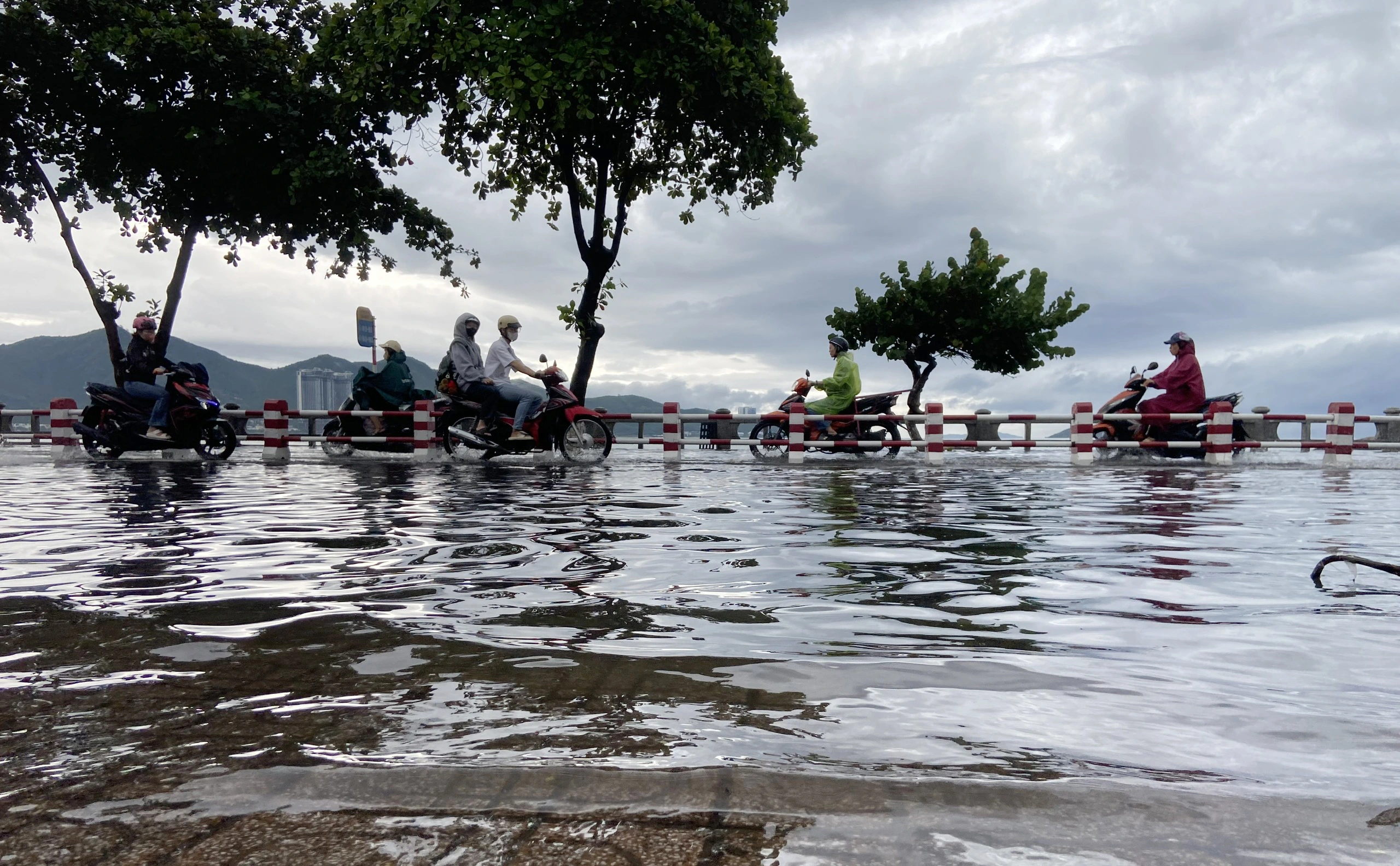 Mưa lớn khiến đường ven biển Nha Trang bị ngập nặng