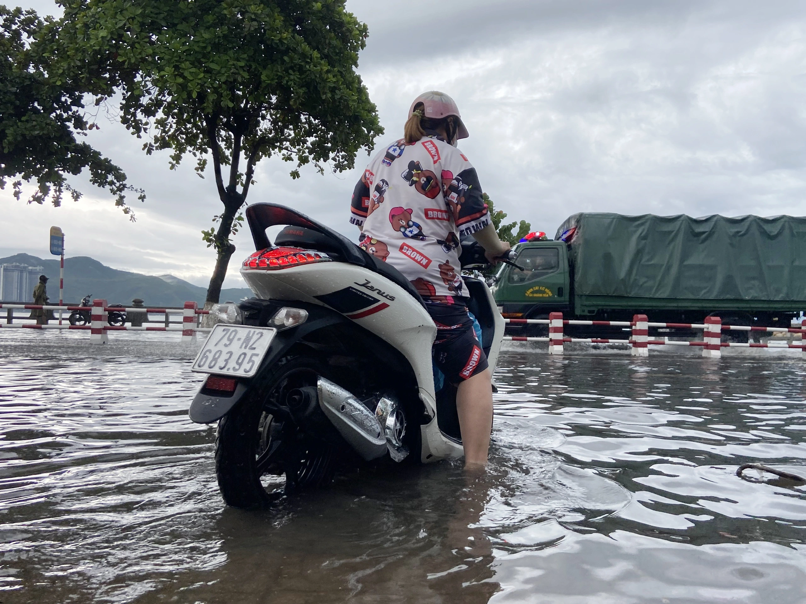 Mưa lớn khiến đường ven biển Nha Trang bị ngập nặng