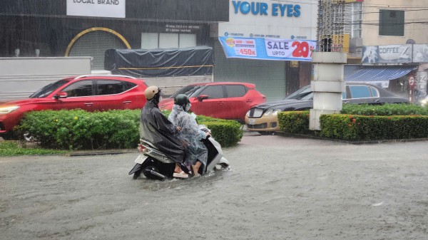 Mưa lớn, ngập cục bộ một số tuyến đường tại TP.Đông Hà