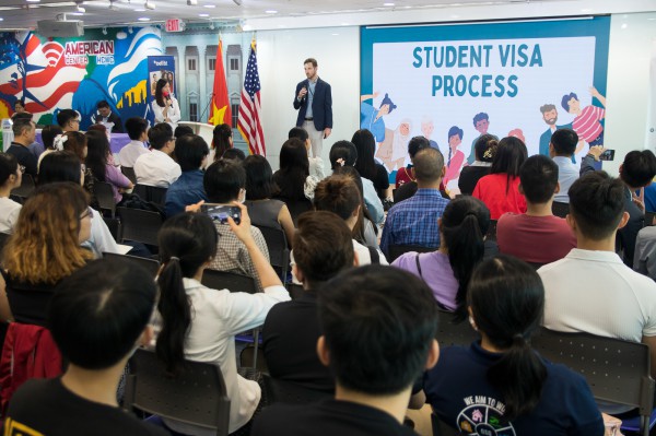 Mỹ sắp dừng cho du học sinh gia hạn visa qua bưu điện, 
