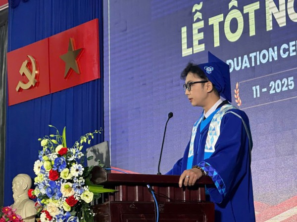 Nam sinh Bách khoa với loạt giấy khen, nhận ‘mưa lời khen’ trong lễ tốt nghiệp