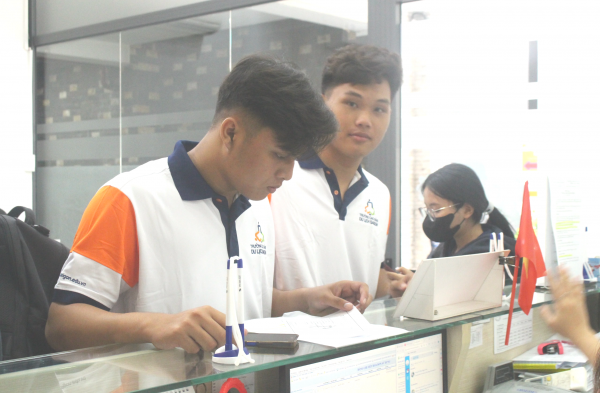 ‘Nặng gánh’ học phí, nhiều thí sinh bỏ học ĐH chuyển sang CĐ ‘Nặng gánh’ học phí, nhiều thí sinh bỏ học ĐH chuyển sang CĐ