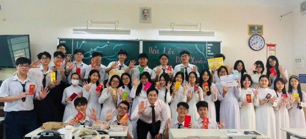 Ngày đầu trở lại trường sau tết, giáo viên tặng học sinh chữ 