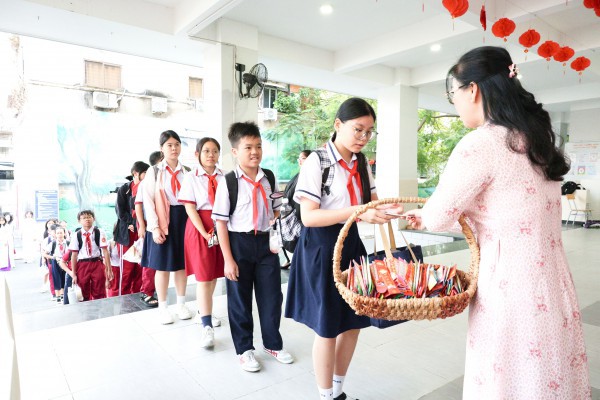 Ngày đầu trở lại trường sau tết, giáo viên tặng học sinh chữ 