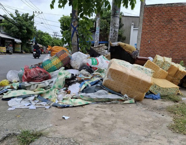 Ngổn ngang những bãi rác trên đường