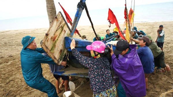 Ngư dân hối hả phòng tránh bão số 3 (Wipha) Ngư dân hối hả phòng tránh bão số 3 (Wipha)