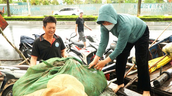 Ngư dân hối hả phòng tránh bão số 3 (Wipha) Ngư dân hối hả phòng tránh bão số 3 (Wipha)