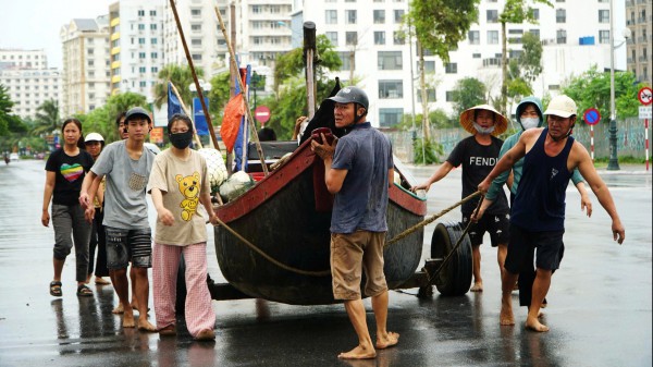 Ngư dân hối hả phòng tránh bão số 3 (Wipha) Ngư dân hối hả phòng tránh bão số 3 (Wipha)