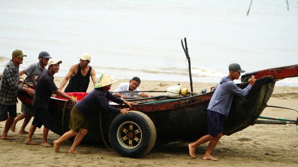 Ngư dân hối hả phòng tránh bão số 3 (Wipha) Ngư dân hối hả phòng tránh bão số 3 (Wipha)