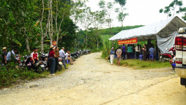 Người dân dựng rạp, tập trung phản đối trại lợn gây mùi hôi thối Người dân dựng rạp, tập trung phản đối trại lợn gây mùi hôi thối