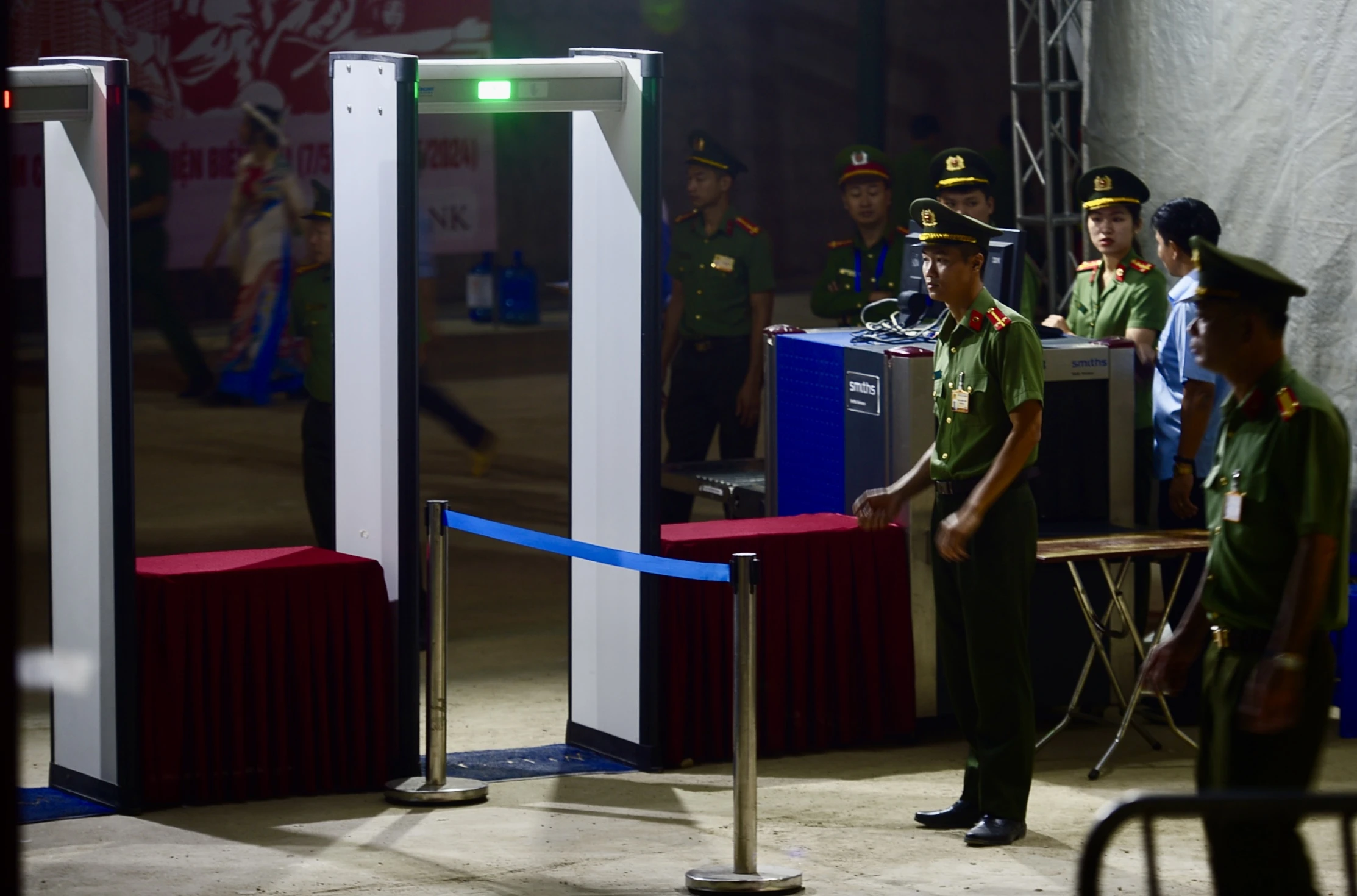 Người dân không ngủ, chờ xem lễ tổng duyệt 70 năm chiến thắng Điện Biên Phủ